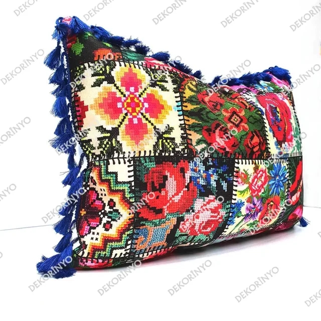 Kanaviçe Patchwork Desenli Püsküllü Dikdörtgen Kırlent