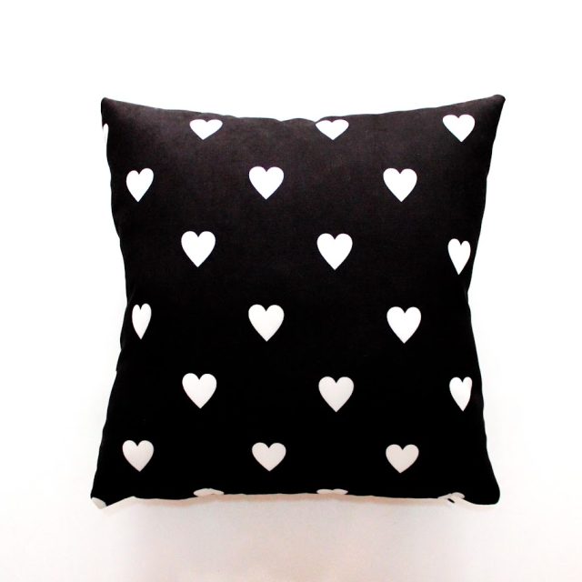 Siyah Zemin Kalpler Desenli Kırlent