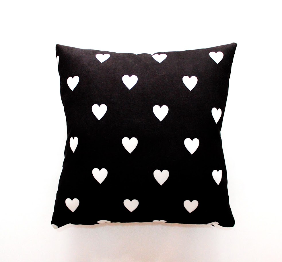 Siyah Zemin Kalpler Desenli Kırlent