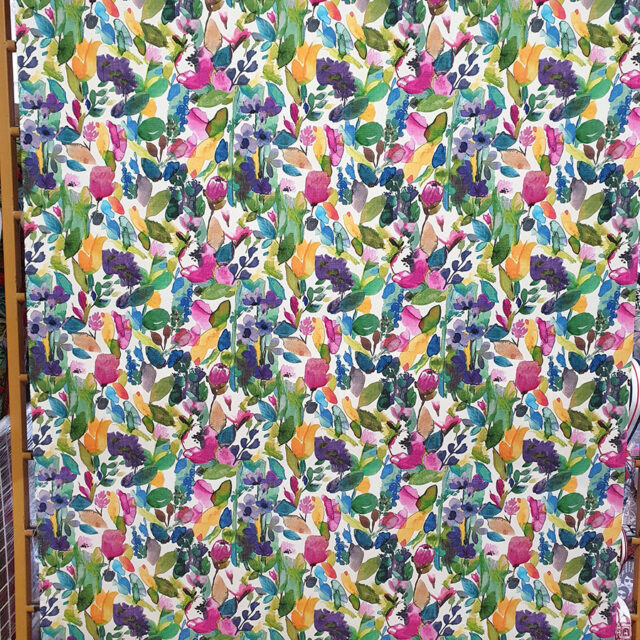 Sulu Boya Desenli Döşemelik Kumaş