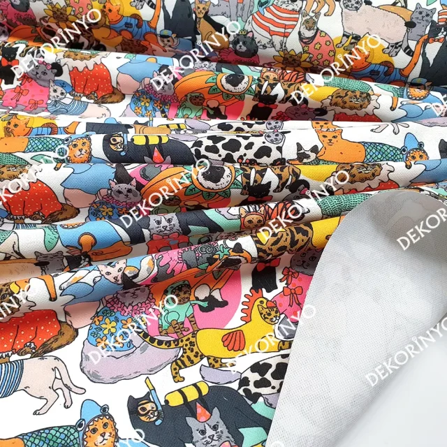 Kostümlü Kediler Desenli Döşemelik Kumaş