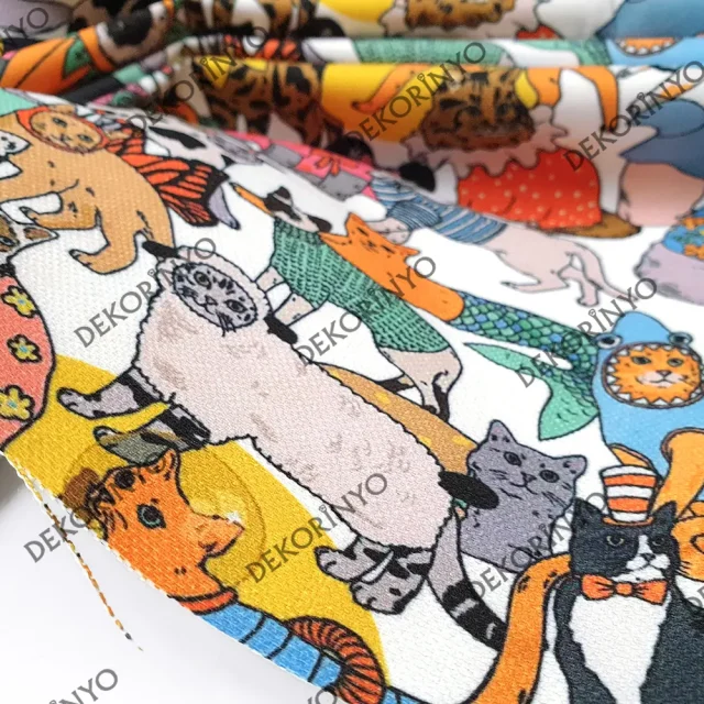 Kostümlü Kediler Desenli Döşemelik Kumaş