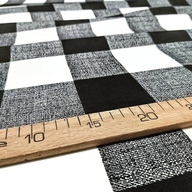 Büyük Siyah Beyaz Pötikare Desenli Kumaş