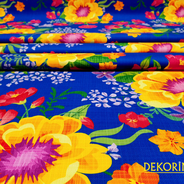 Mavi Zemin Yaz Çiçekleri Desenli Kumaş
