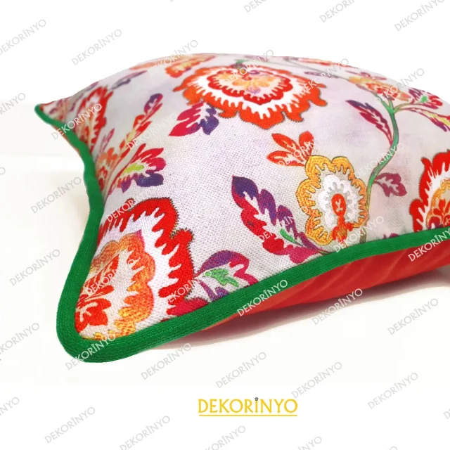 Sevgi Çiçeği Desenli Biyeli Kare Kırlent