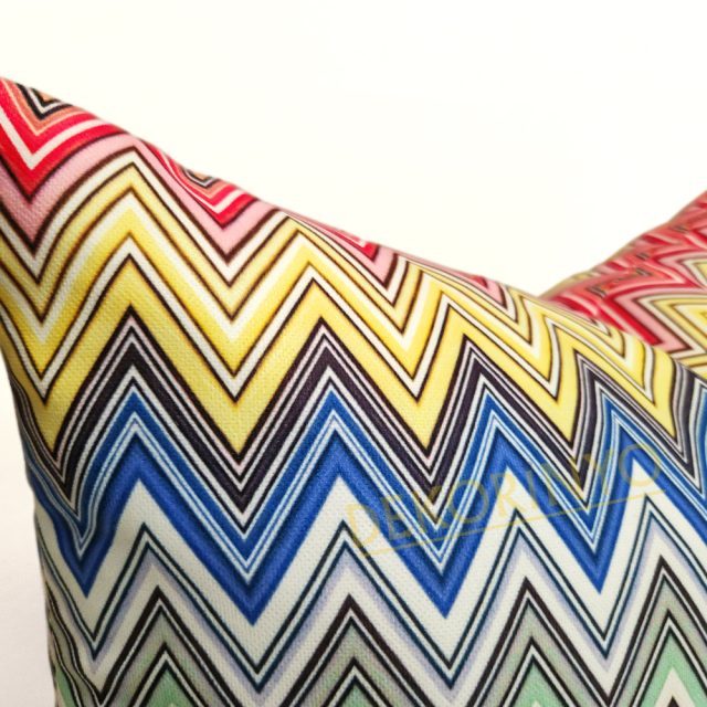 Çok Renkli Retro Zigzag Motifli Kırlent
